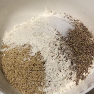 葱花烧饼的做法步调：3