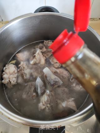 年夜骨炖萝卜的做法步调：4