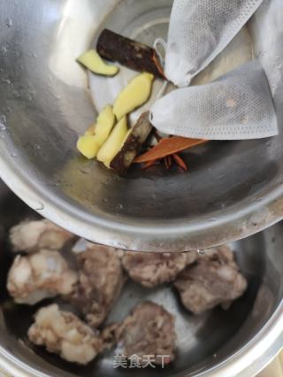 年夜骨炖萝卜的做法步调：3
