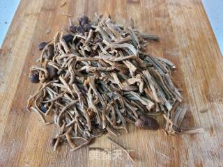 茶树菇炒肉丝的做法步调：4