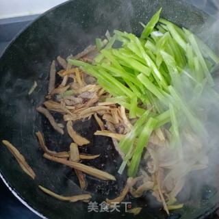 粗肉鸡腿菇炒莴笋的做法步调：13