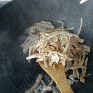 粗肉鸡腿菇炒莴笋的做法步调：9