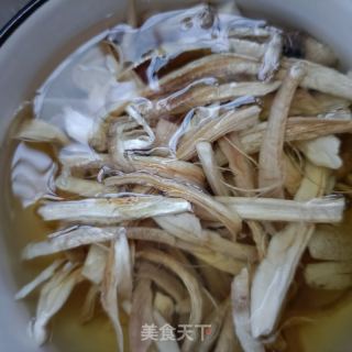 粗肉鸡腿菇炒莴笋的做法步调：4