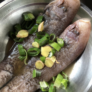炖龙利鱼的做法步调：2