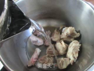 魔芋结夜着花肉骨汤的做法步调：6
