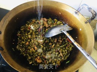 酸豆角炒肉丁的做法步调：6