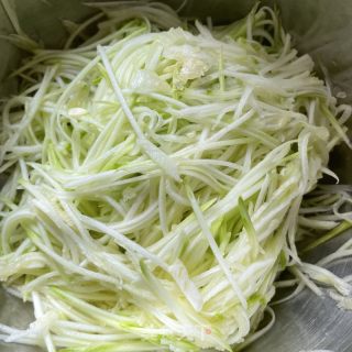 韭菜西葫芦鸡蛋饼的做法步调：1