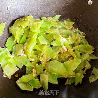 核桃油炒笋片的做法步调：7