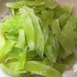 核桃油炒笋片的做法步调：3