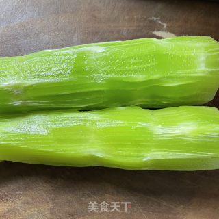 核桃油炒笋片的做法步调：1