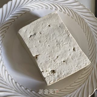 年夜葱烧豆腐的做法步调：1