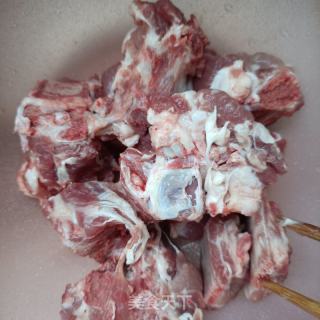 小鸡枞菌龙骨汤的做法步调：1