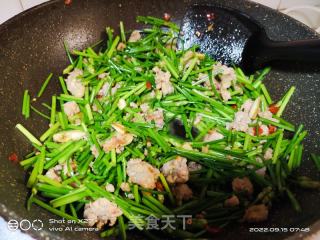肉终炒韭菜苗的做法步调：6