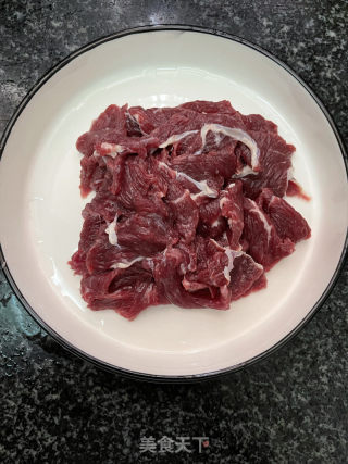 牛肉粉丝汤的做法步调：1