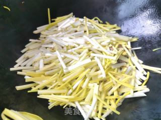 肉炒蒜黄的做法步调：6