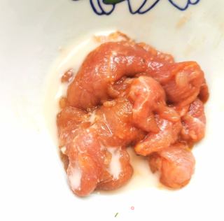 肉炒蒜黄的做法步调：4