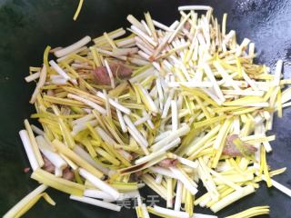 肉炒蒜黄的做法步调：7