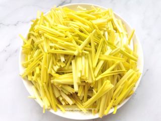 肉炒蒜黄的做法步调：1