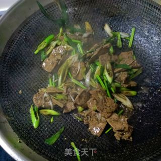 葱爆羊肝的做法步调：14