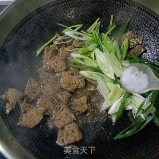 葱爆羊肝的做法步调：12