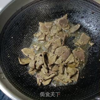 葱爆羊肝的做法步调：10