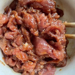 木耳时蔬炒肉的做法步调：2