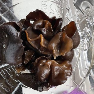 木耳时蔬炒肉的做法步调：3