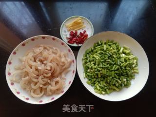 蒜苔炒猪皮的做法步调：1