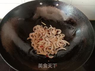 蒜苔炒猪皮的做法步调：3