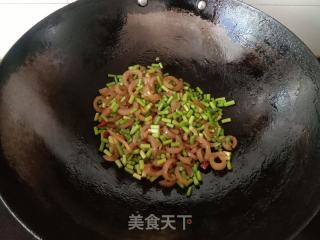 蒜苔炒猪皮的做法步调：5