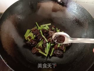 芹菜木耳炒鸡蛋的做法步调：5