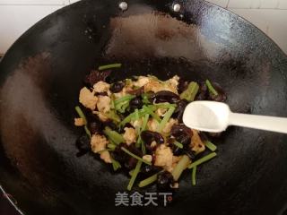 芹菜木耳炒鸡蛋的做法步调：6