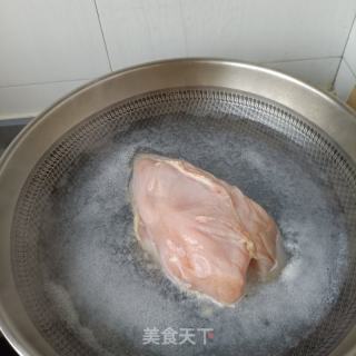 粉条利剑菜拌鸡胸肉的做法步调：1