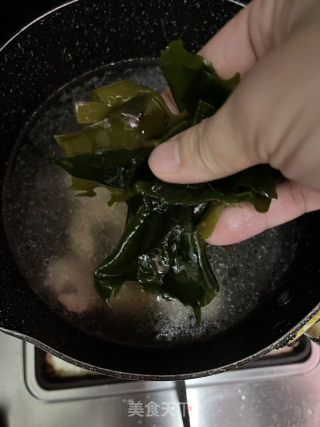 虾仁豆腐裙带菜汤的做法步调：7