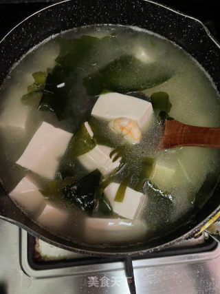 虾仁豆腐裙带菜汤的做法步调：10