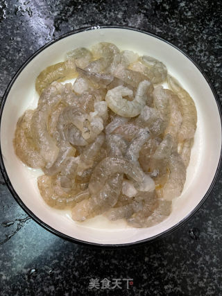 虾仁豆腐裙带菜汤的做法步调：1