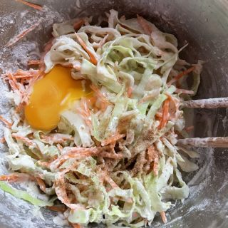 胡萝卜包菜鸡蛋饼的做法步调：4