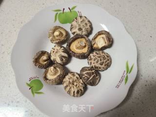 花菇炒羊肉的做法步调：1