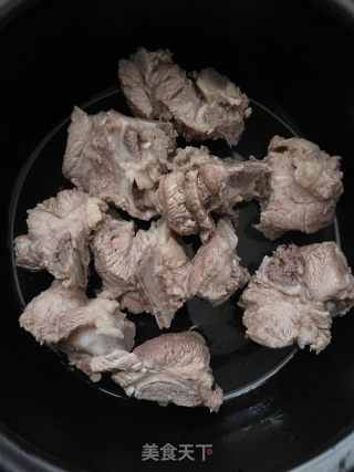 裙带菜排骨汤的做法步调：2