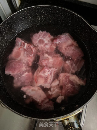 裙带菜排骨汤的做法步调：1