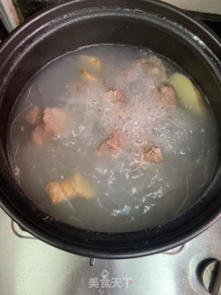 裙带菜排骨汤的做法步调：7