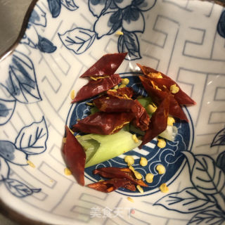 炝炒圆利剑菜的做法步调：2