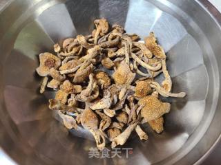 滑子菇炒鸡胸肉的做法步调：2