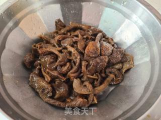 滑子菇炒鸡胸肉的做法步调：3