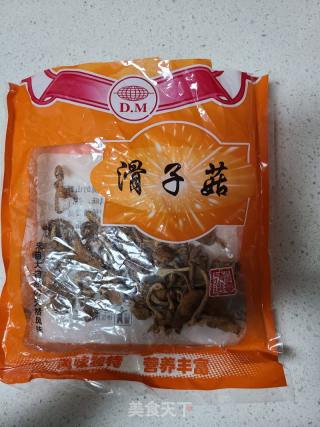 滑子菇炒鸡胸肉的做法步调：1