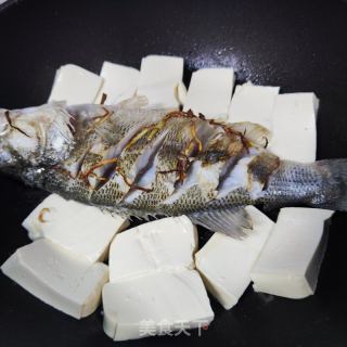 豆腐烧鲈鱼的做法步调：6