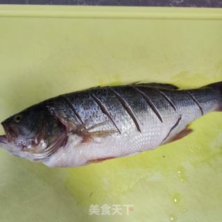 豆腐烧鲈鱼的做法步调：1