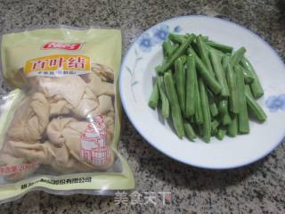 四时豆烧百叶结的做法步调：1