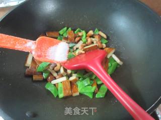 腰果柿子椒炒喷鼻干的做法步调：7
