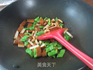 腰果柿子椒炒喷鼻干的做法步调：5